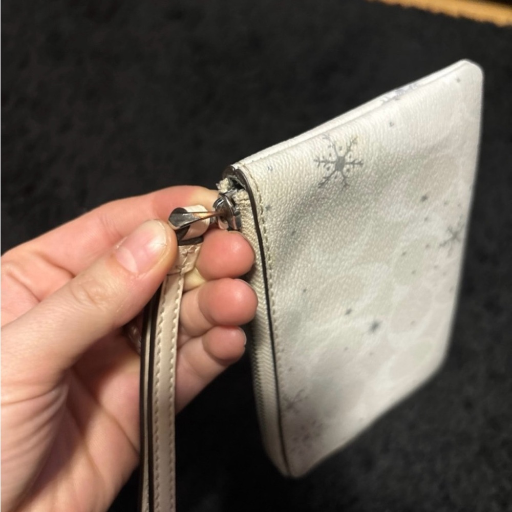Coach Wristlet Limited Edition Holiday White Snowflake With Metallic Snowflake - Picture 4 of 7